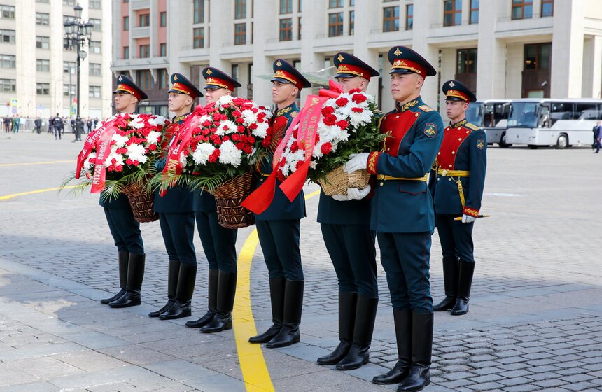 Сергей Собянин возложил венки к Вечному огню и памятнику Жукову 22 фото