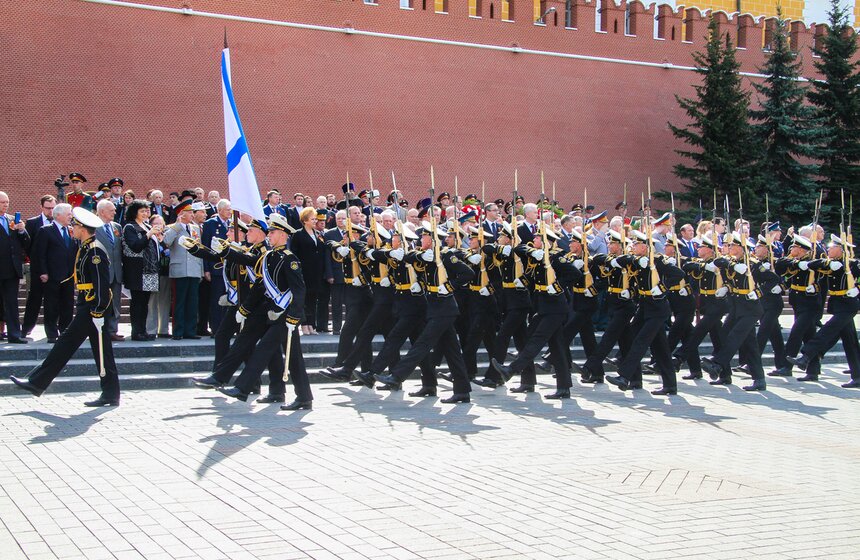 Сергей Собянин возложил венки к Вечному огню и памятнику Жукову 19 фото