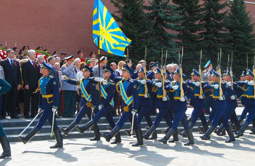 Сергей Собянин возложил венки к Вечному огню и памятнику Жукову 18 фото