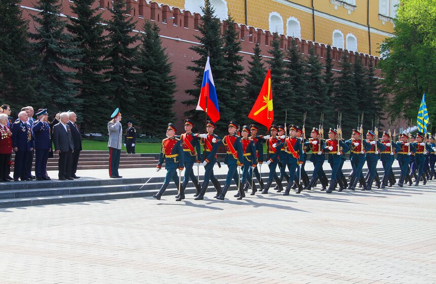 Сергей Собянин возложил венки к Вечному огню и памятнику Жукову 17 фото