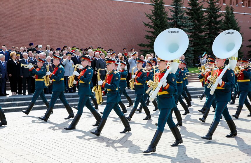 Сергей Собянин возложил венки к Вечному огню и памятнику Жукову 20 фото