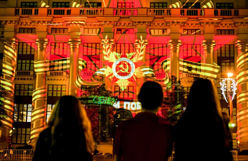 Праздничные световые проекции ко Дню Победы 5 фото