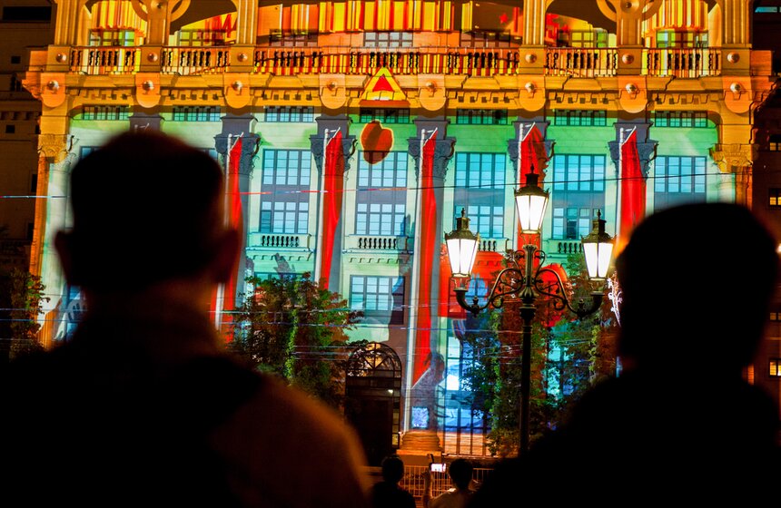 Праздничные световые проекции ко Дню Победы 4 фото