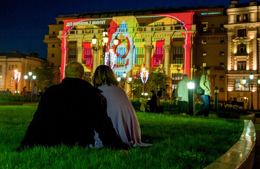 Праздничные световые проекции ко Дню Победы 1 фото