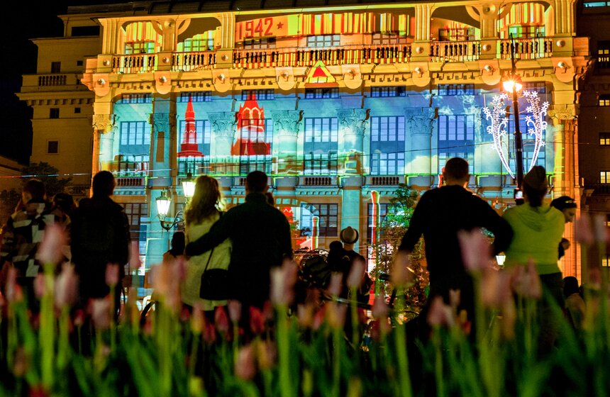 Праздничные световые проекции ко Дню Победы 11 фото