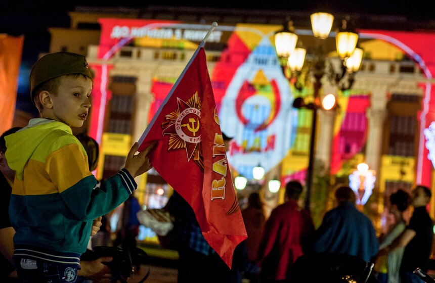 Праздничные световые проекции ко Дню Победы 6 фото