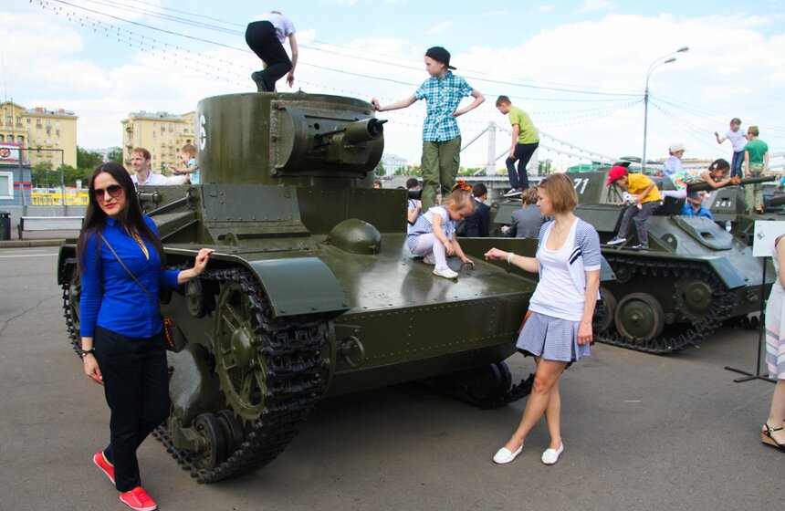 Встречи ветеранов и музыка: День Победы в парке Горького 16 фото