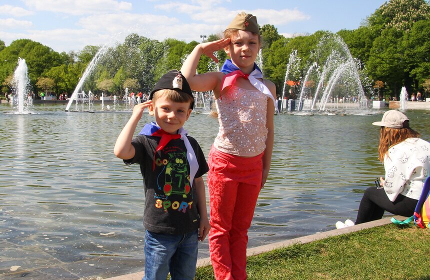 Встречи ветеранов и музыка: День Победы в парке Горького 5 фото