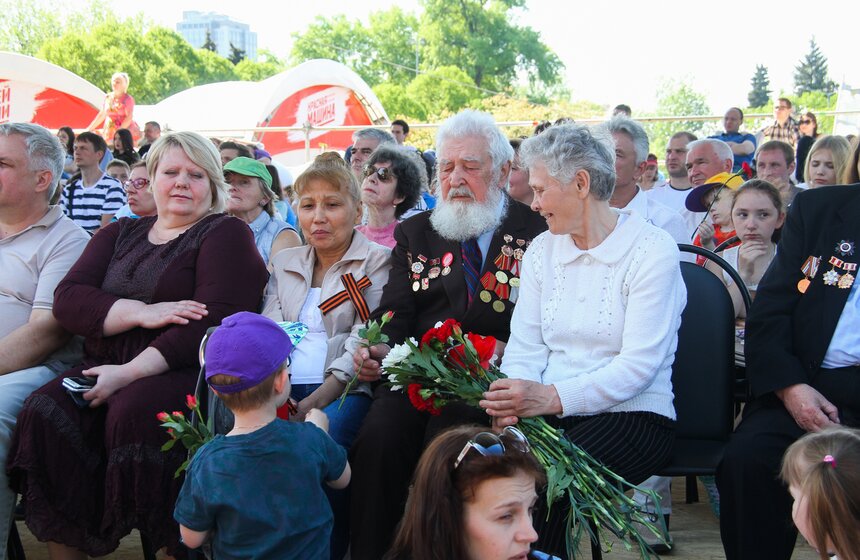 Встречи ветеранов и музыка: День Победы в парке Горького 11 фото