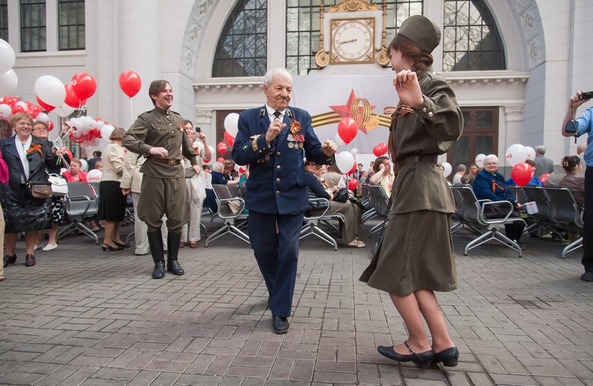 "Поезд Победы" с ветеранами отправился с Киевского вокзала 11 фото