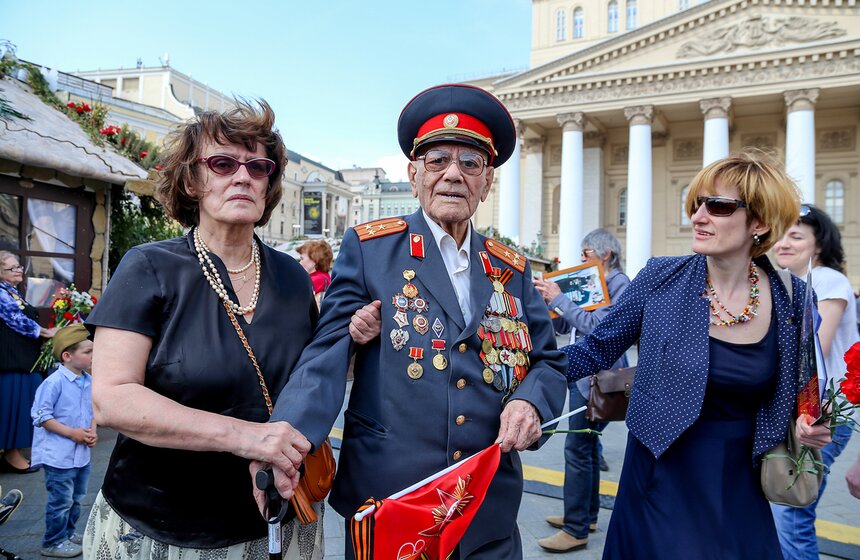 Встреча ветеранов ВОВ на Театральной площади 22 фото