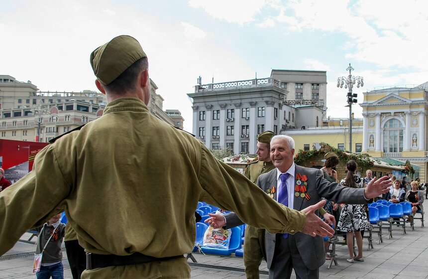 Встреча ветеранов ВОВ на Театральной площади 4 фото