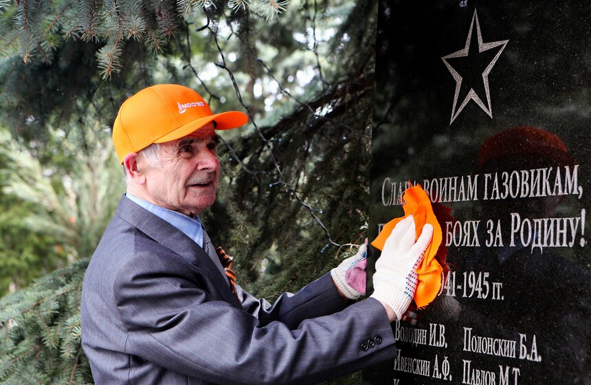 Субботник по промывке газовых фонарей в парке Воинской славы 2 фото