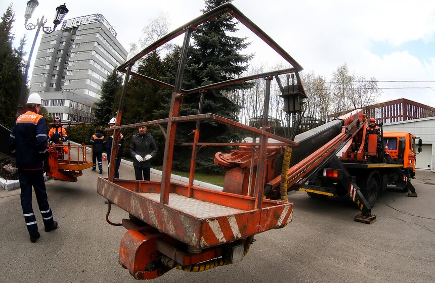 Субботник по промывке газовых фонарей в парке Воинской славы 4 фото