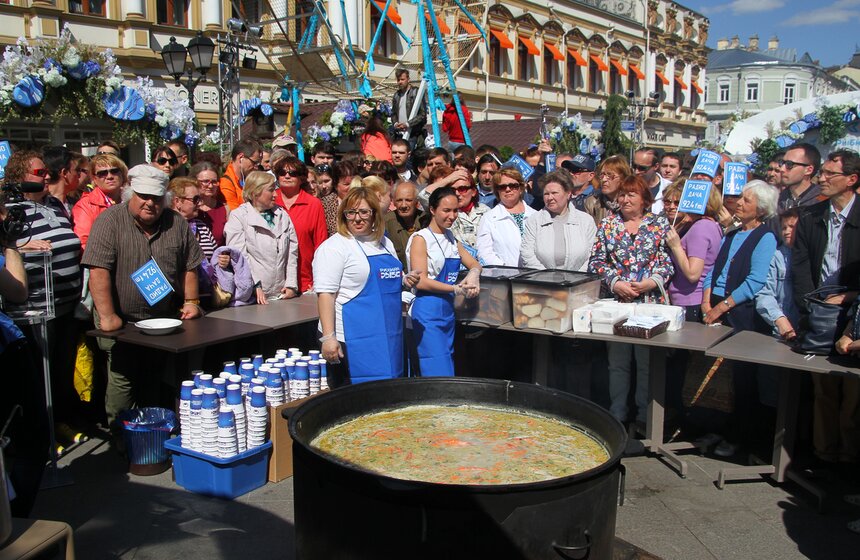В Москве сварили уху на полторы тысячи порций 13 фото