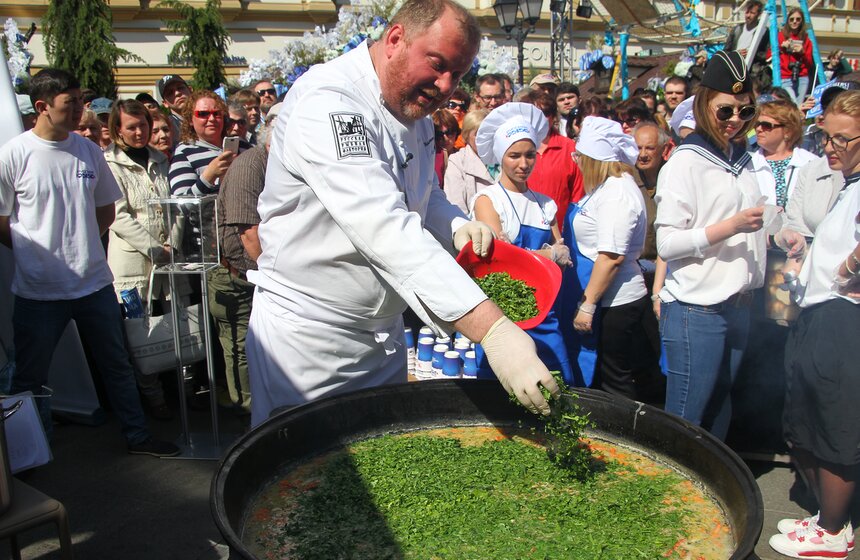 В Москве сварили уху на полторы тысячи порций 15 фото
