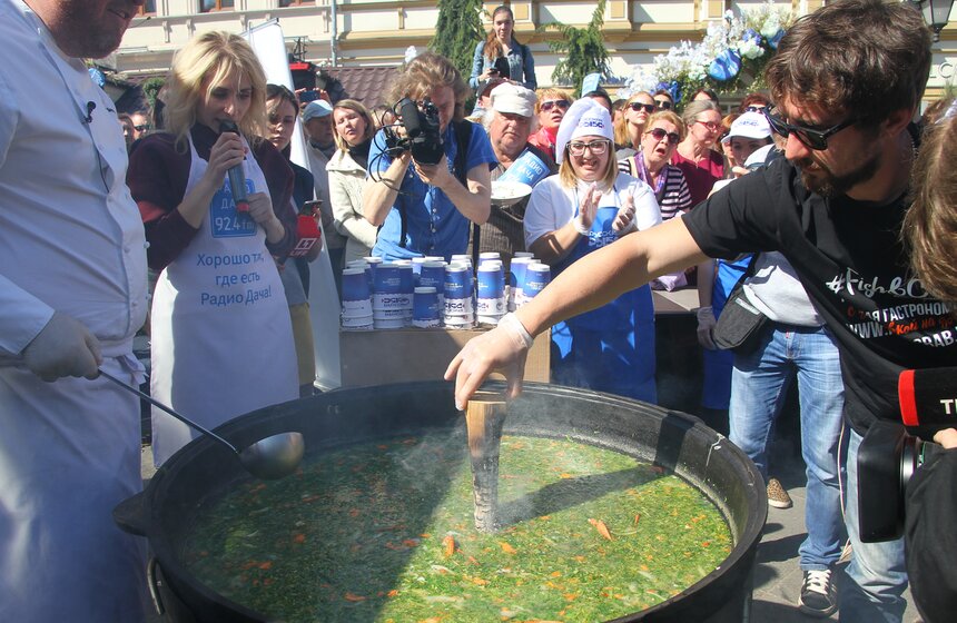 В Москве сварили уху на полторы тысячи порций 17 фото
