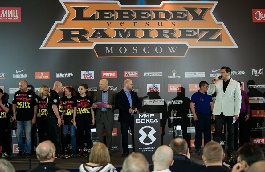 Церемония взвешивания участников боксерского шоу 1 фото