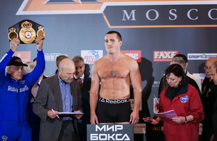 Церемония взвешивания участников боксерского шоу 32 фото