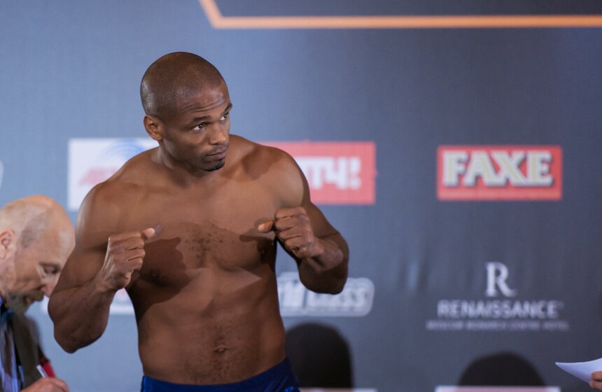 Церемония взвешивания участников боксерского шоу 25 фото