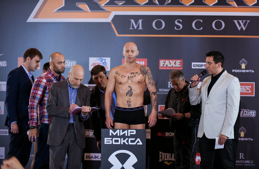 Церемония взвешивания участников боксерского шоу 10 фото