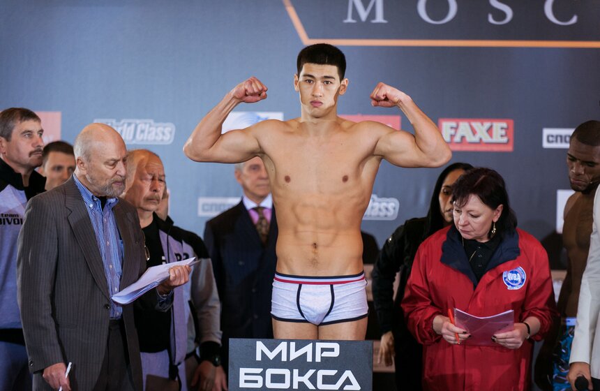 Церемония взвешивания участников боксерского шоу 20 фото