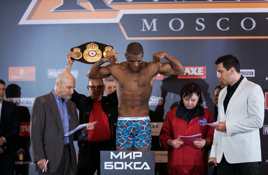 Церемония взвешивания участников боксерского шоу 19 фото