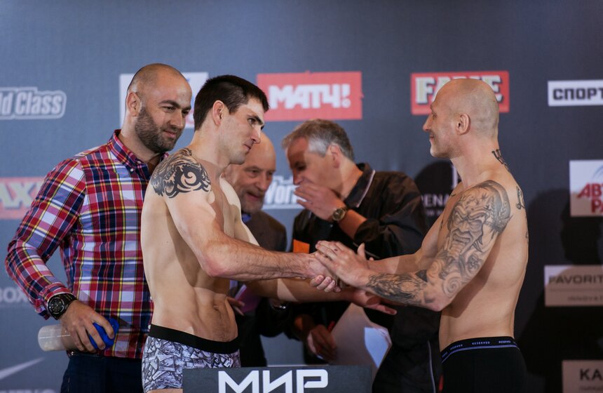 Церемония взвешивания участников боксерского шоу 12 фото