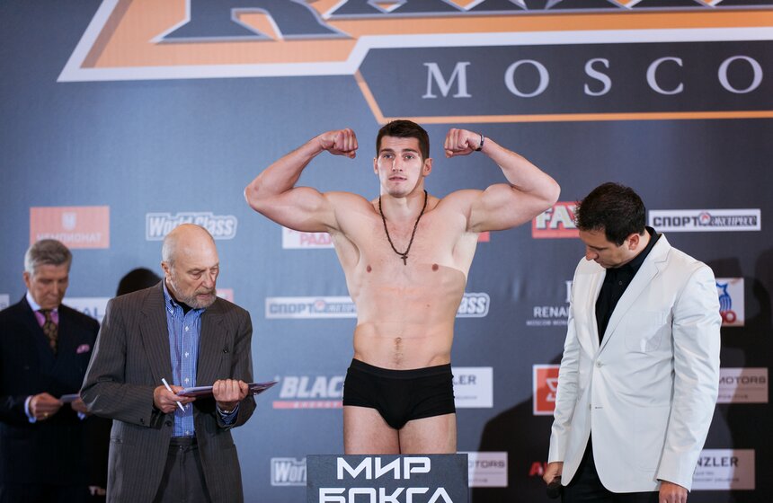 Церемония взвешивания участников боксерского шоу 17 фото