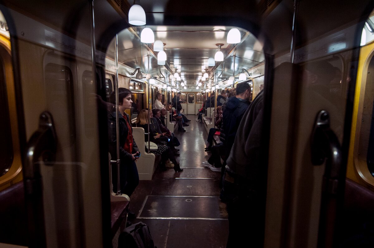 Ночной ретро поезд метро. Экскурсия в метро. Ночное Московское метро. Метро ночью. Ночной поезд метро.