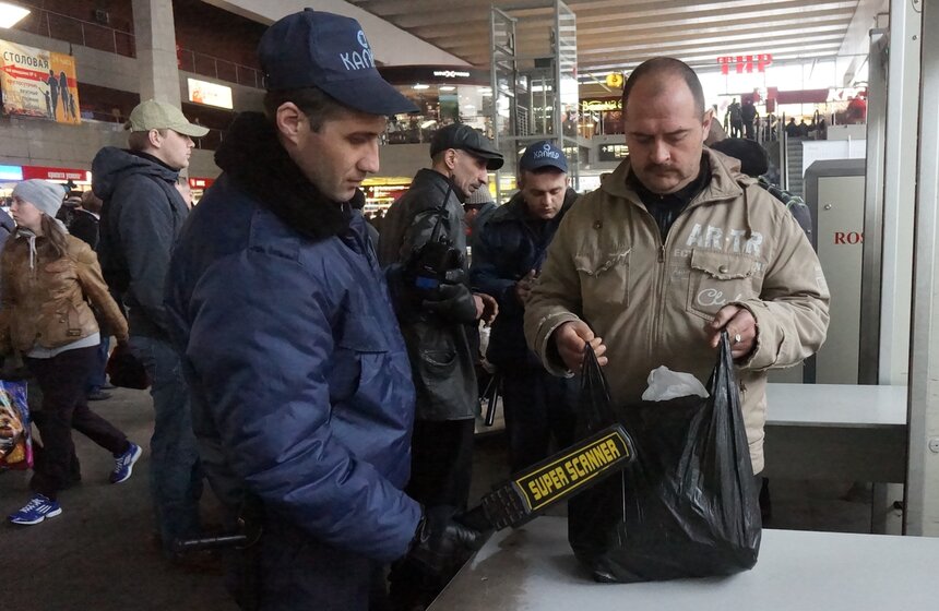 На Курском вокзале начали досматривать пассажиров и багаж 8 фото