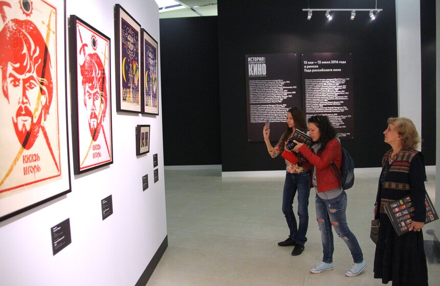 В Манеже открылась выставка советских киноплакатов 1 фото