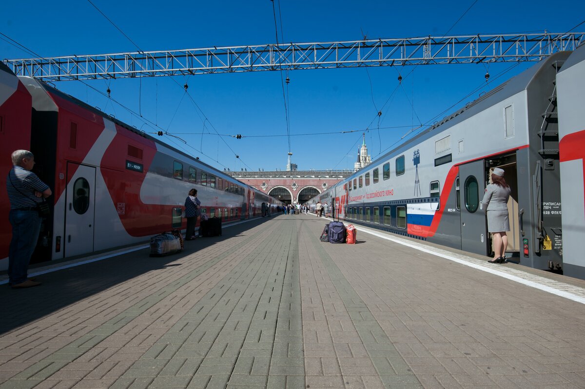 Поезд 169. Вокзал Казань поезд гузовый. Поезд на вокзале. Поезд Москва. Пассажирский поезд.