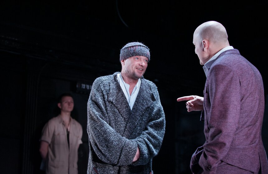 Спектакль "В ожидании варваров" в Театре Олега Табакова 1 фото