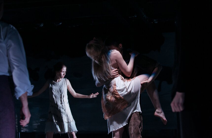 Спектакль "В ожидании варваров" в Театре Олега Табакова 6 фото