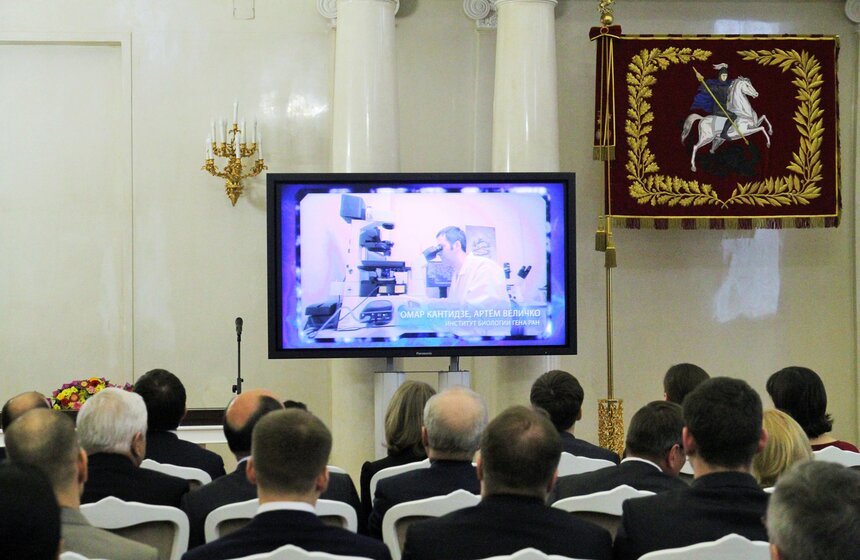 Сергей Собянин вручил премии молодым ученым 6 фото