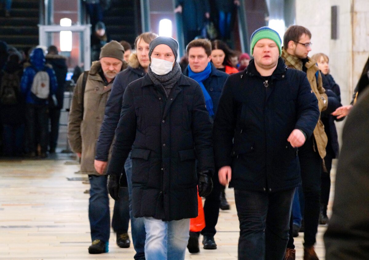 Грипп москва март. Эпидемия гриппа в городе толпа людей.