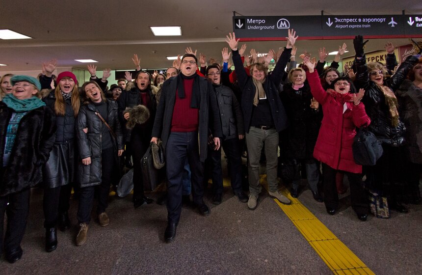 Артисты устроили музыкальный флешмоб на Павелецком вокзале 11 фото