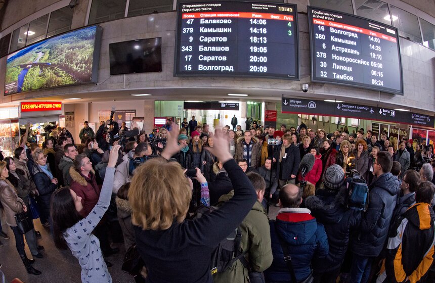 Артисты устроили музыкальный флешмоб на Павелецком вокзале 9 фото