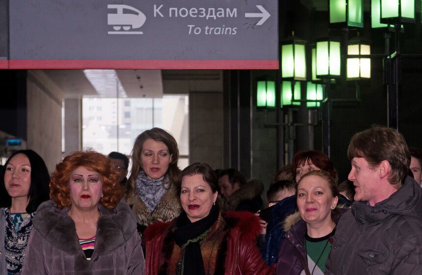 Артисты устроили музыкальный флешмоб на Павелецком вокзале 2 фото