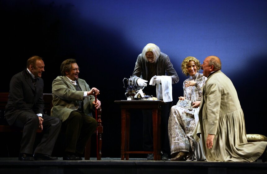 В театре Моссовета показали спектакль "Вишневый сад" 6 фото