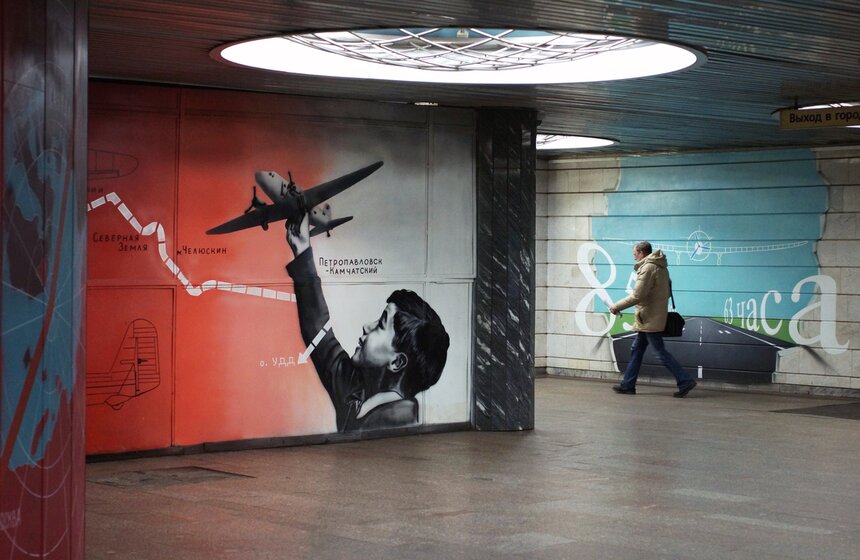 Переход на "Чкаловской" украсили портретами легендарного летчика 6 фото