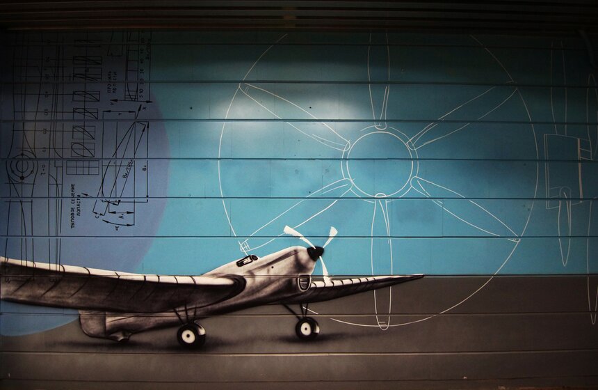 Переход на "Чкаловской" украсили портретами легендарного летчика 5 фото