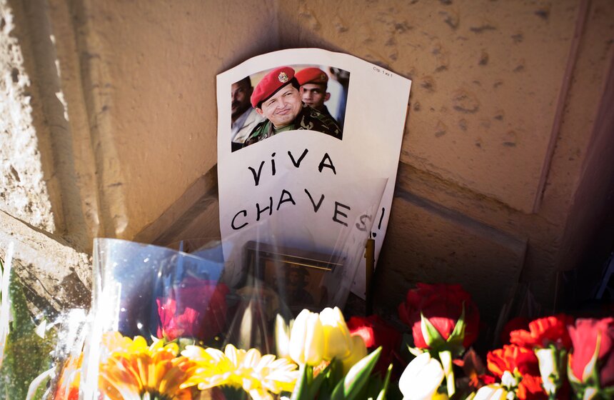 В посольстве Венесуэлы открыта книга памяти Уго Чавеса 2 фото