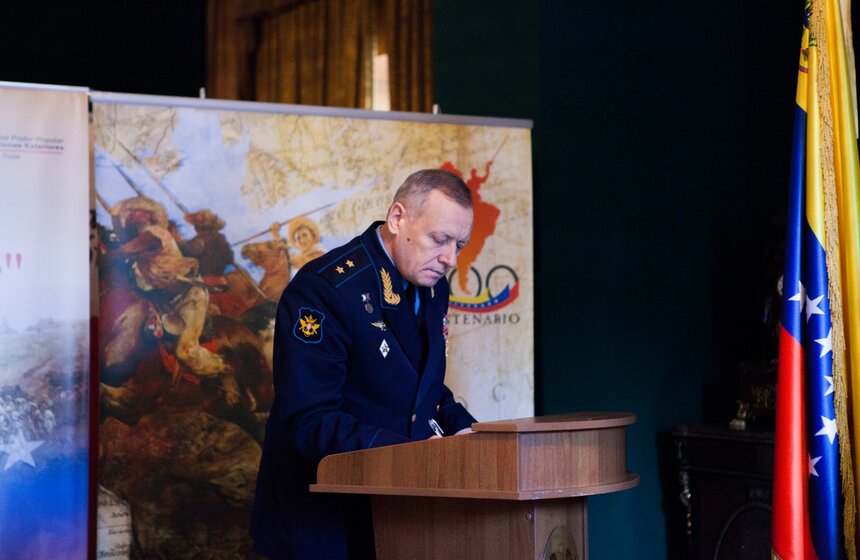 В посольстве Венесуэлы открыта книга памяти Уго Чавеса 6 фото