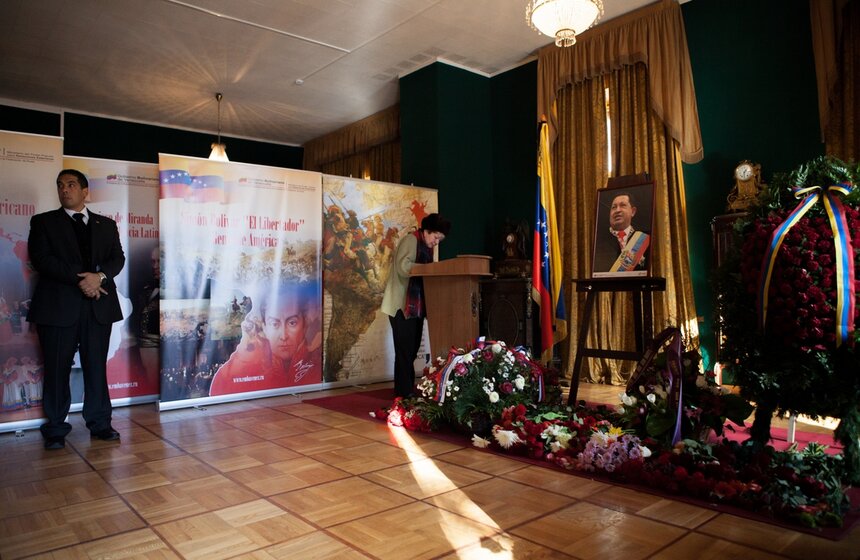 В посольстве Венесуэлы открыта книга памяти Уго Чавеса 4 фото