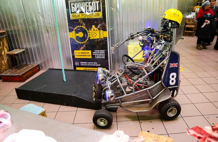 Робот из Великобритании взобрался под купол Даниловского рынка 6 фото