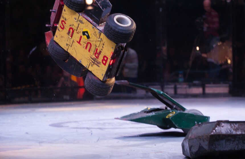 В спорткомплексе "Олимпийский" проходят Бои роботов 13 фото