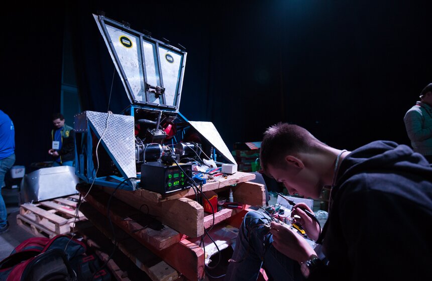 В спорткомплексе "Олимпийский" проходят Бои роботов 6 фото