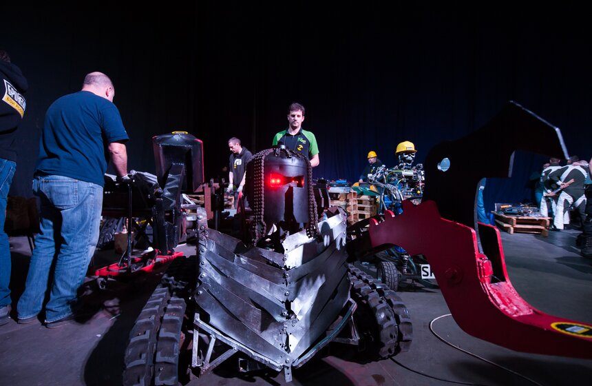 В спорткомплексе "Олимпийский" проходят Бои роботов 5 фото